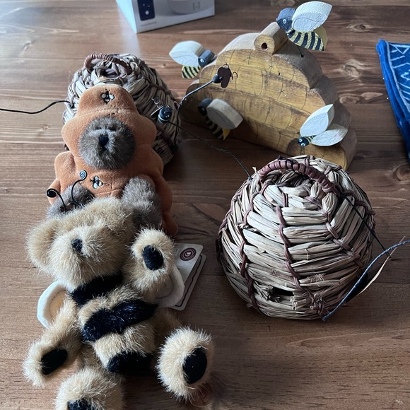 Boyd’s beats bumble bee decor - 5 piece set - Picture 3 of 4